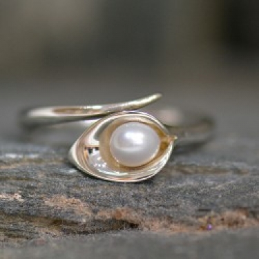 Pearl and silver ring